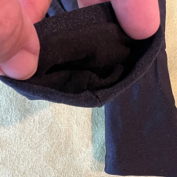 Isotoner black lined Gloves. Medium - Picture 4 of 7